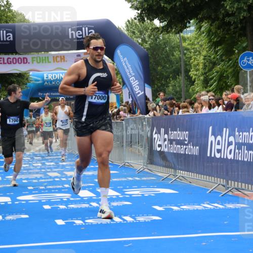 29.06.2025 - hella hamburg halbmarathon Strokosch-Dieckow http://msf.ph/oto/8503339 29.06.2025 10:42:38 Ziel 1700, 1735, 4235, 7508, 9371, 9534, 13483, 13725, 17000, 17016, 18275, 18632 meine-sportfotos.de