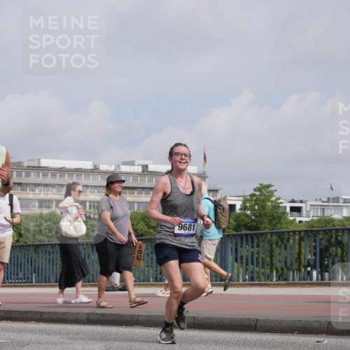 29.06.2025 - hella hamburg halbmarathon Luisa Fischer http://msf.ph/oto/8503352 29.06.2025 10:13:09 Kennedybrücke 16166, 9681, 1483, 1513, 4389, 7250, 7685, 8090, 9681, 9816, 9988 meine-sportfotos.de