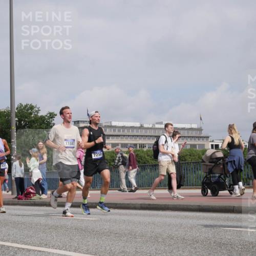 29.06.2025 - hella hamburg halbmarathon Luisa Fischer http://msf.ph/oto/8503369 29.06.2025 10:13:12 Kennedybrücke 1311, 11887, 7250, 12008, 1456, 1513, 4389, 7250, 9681, 9988 meine-sportfotos.de