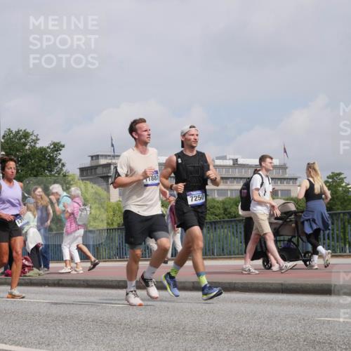 29.06.2025 - hella hamburg halbmarathon Luisa Fischer http://msf.ph/oto/8503372 29.06.2025 10:13:12 Kennedybrücke 131, 1887, 7250, 1456, 1513, 4389, 7250, 9681, 9988 meine-sportfotos.de