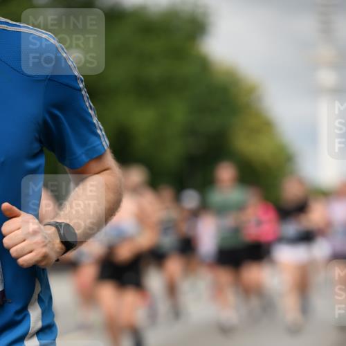 29.06.2025 - hella hamburg halbmarathon Dr. Thomas Lammeyer http://msf.ph/oto/8503374 29.06.2025 10:26:04 Kennedybrücke 1072, 1158, 1191, 1250, 1269, 1668, 1958, 2009, 2315, 2353, 2529, 2815, 2841, 3606, 3770, 3825, 3826, 4046, 4289, 4375, 4376, 4697, 5122, 5412, 5641, 5759, 6103, 7075, 7375, 7612, 7672, 8286, 8431, 8860, 8896, 8959, 9002, 9062, 9326, 9327, 9369, 9483, 9532, 9635, 9788, 10019, 10125, 10167, 10374, 10787, 10902, 10921, 11117, 11425 meine-sportfotos.de