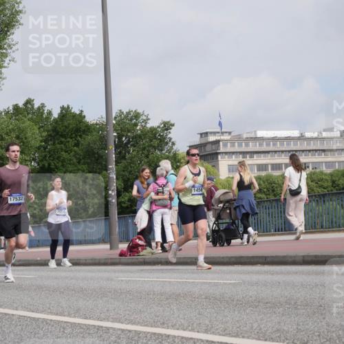 29.06.2025 - hella hamburg halbmarathon Luisa Fischer http://msf.ph/oto/8503405 29.06.2025 10:13:17 Kennedybrücke 17532, 7058, 1456, 1052, 1456, 4389, 7058, 9988 meine-sportfotos.de