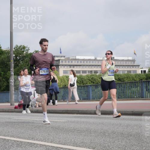 29.06.2025 - hella hamburg halbmarathon Luisa Fischer http://msf.ph/oto/8503415 29.06.2025 10:13:18 Kennedybrücke 4, 7058, 17532, 1456, 1052, 1456, 7058, 9988 meine-sportfotos.de