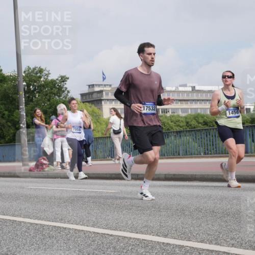 29.06.2025 - hella hamburg halbmarathon Luisa Fischer http://msf.ph/oto/8503420 29.06.2025 10:13:18 Kennedybrücke 7058, 17532, 1456, 1052, 1456, 7058, 9988 meine-sportfotos.de