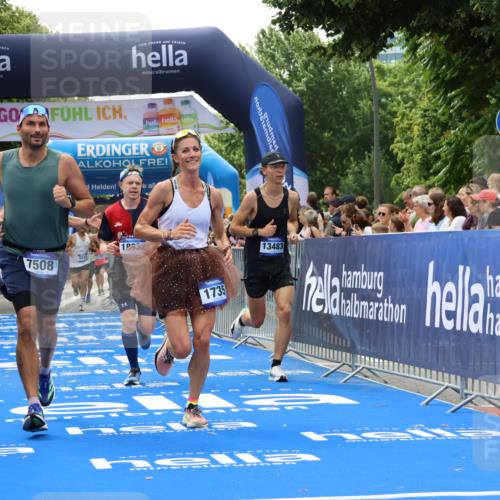 29.06.2025 - hella hamburg halbmarathon Strokosch-Dieckow http://msf.ph/oto/8503427 29.06.2025 10:42:35 Ziel 1209, 1700, 1735, 1962, 4235, 7508, 9371, 9534, 13446, 13483, 16295, 16333, 17000, 17016, 17733, 18275, 18632, 18680 meine-sportfotos.de