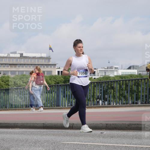 29.06.2025 - hella hamburg halbmarathon Luisa Fischer http://msf.ph/oto/8503437 29.06.2025 10:13:21 Kennedybrücke 7058, 1052, 1186, 1456, 7058, 8685 meine-sportfotos.de
