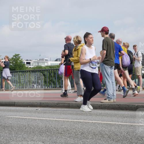 29.06.2025 - hella hamburg halbmarathon Luisa Fischer http://msf.ph/oto/8503445 29.06.2025 10:13:22 Kennedybrücke 7058, 1052, 1186, 1456, 7058, 8685 meine-sportfotos.de