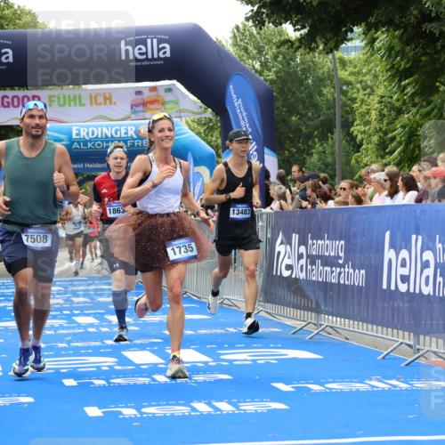 29.06.2025 - hella hamburg halbmarathon Strokosch-Dieckow http://msf.ph/oto/8503451 29.06.2025 10:42:35 Ziel 1209, 1700, 1735, 1962, 4235, 7508, 9371, 9534, 13446, 13483, 16295, 16333, 17000, 17016, 17733, 18275, 18632, 18680 meine-sportfotos.de