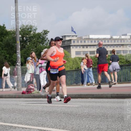 29.06.2025 - hella hamburg halbmarathon Luisa Fischer http://msf.ph/oto/8503468 29.06.2025 10:13:25 Kennedybrücke 1052, 1052, 1186, 7058, 8685, 9150 meine-sportfotos.de