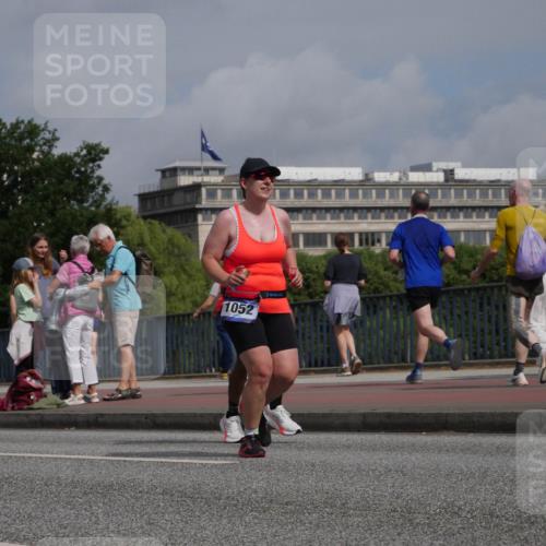 29.06.2025 - hella hamburg halbmarathon Luisa Fischer http://msf.ph/oto/8503470 29.06.2025 10:13:25 Kennedybrücke 1052, 1052, 1186, 7058, 8685, 9150 meine-sportfotos.de