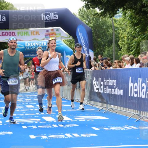 29.06.2025 - hella hamburg halbmarathon Strokosch-Dieckow http://msf.ph/oto/8503472 29.06.2025 10:42:35 Ziel 1209, 1700, 1735, 1962, 4235, 7508, 9371, 9534, 13446, 13483, 16295, 16333, 17000, 17016, 17733, 18275, 18632, 18680 meine-sportfotos.de