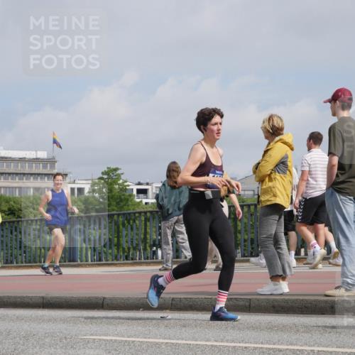 29.06.2025 - hella hamburg halbmarathon Luisa Fischer http://msf.ph/oto/8503491 29.06.2025 10:13:30 Kennedybrücke 1052, 1186, 8685, 9150, 9829 meine-sportfotos.de