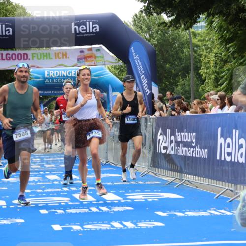 29.06.2025 - hella hamburg halbmarathon Strokosch-Dieckow http://msf.ph/oto/8503496 29.06.2025 10:42:35 Ziel 1209, 1700, 1735, 1962, 4235, 7508, 9371, 9534, 13446, 13483, 16295, 16333, 17000, 17016, 17733, 18275, 18632, 18680 meine-sportfotos.de