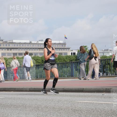 29.06.2025 - hella hamburg halbmarathon Luisa Fischer http://msf.ph/oto/8503498 29.06.2025 10:13:31 Kennedybrücke 915, 1186, 8685, 9150, 9829 meine-sportfotos.de