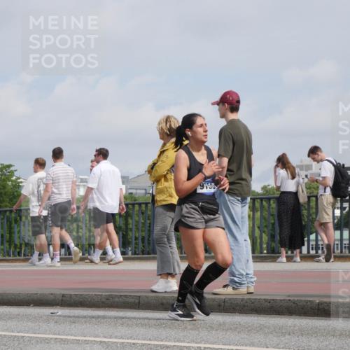 29.06.2025 - hella hamburg halbmarathon Luisa Fischer http://msf.ph/oto/8503507 29.06.2025 10:13:33 Kennedybrücke 9155, 1186, 9150, 9829 meine-sportfotos.de