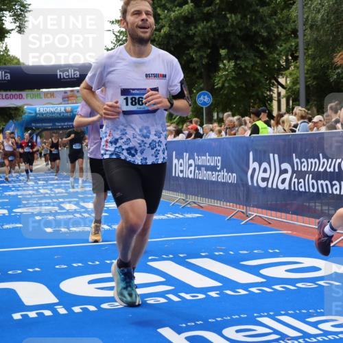 29.06.2025 - hella hamburg halbmarathon Strokosch-Dieckow http://msf.ph/oto/8503542 29.06.2025 10:42:32 Ziel 1209, 1353, 1700, 1735, 1800, 1962, 2233, 4235, 7116, 7448, 7508, 7734, 13446, 13483, 15623, 16295, 16333, 17000, 17016, 17637, 17733, 17911, 18275, 18632, 18680 meine-sportfotos.de