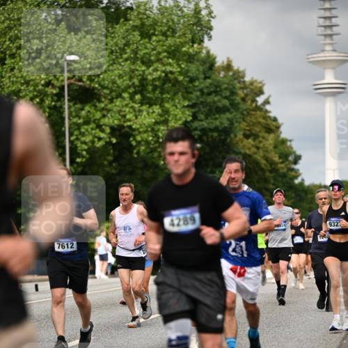 29.06.2025 - hella hamburg halbmarathon Dr. Thomas Lammeyer http://msf.ph/oto/8503572 29.06.2025 10:26:10 Kennedybrücke 1072, 1158, 1191, 1250, 1269, 1294, 1668, 1958, 1963, 2009, 2063, 2529, 2815, 2841, 2919, 3172, 3606, 3825, 3826, 4046, 4289, 4375, 4376, 5412, 5641, 5759, 6103, 6676, 7375, 7612, 7672, 8431, 8860, 8884, 8896, 8954, 8959, 9002, 9062, 9326, 9327, 9483, 9635, 9788, 10019, 10125, 10167, 10787, 10902, 10921, 11425 meine-sportfotos.de