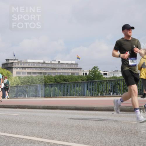 29.06.2025 - hella hamburg halbmarathon Luisa Fischer http://msf.ph/oto/8503588 29.06.2025 10:13:45 Kennedybrücke 4679, 5653, 154, 1548, 1781, 2868, 5182, 5653, 5806, 8561 meine-sportfotos.de