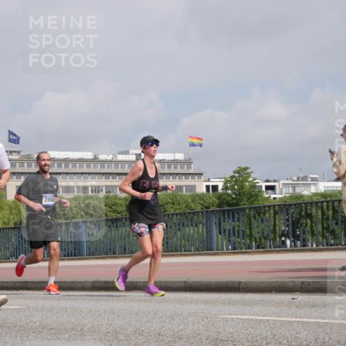 29.06.2025 - hella hamburg halbmarathon Luisa Fischer http://msf.ph/oto/8503639 29.06.2025 10:13:52 Kennedybrücke 15, 2868, 1548, 1781, 2868, 4287, 5440, 8171, 8561, 10196 meine-sportfotos.de
