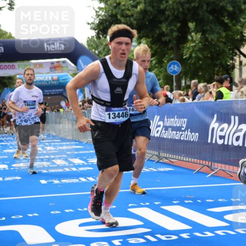 29.06.2025 - hella hamburg halbmarathon Strokosch-Dieckow http://msf.ph/oto/8503640 29.06.2025 10:42:30 Ziel 1209, 1256, 1353, 1735, 1800, 1962, 2233, 3523, 4235, 7116, 7448, 7508, 7693, 7734, 11907, 13446, 13483, 15095, 15175, 15623, 16295, 16333, 17016, 17637, 17733, 17911, 18275, 18330, 18632, 18680 meine-sportfotos.de