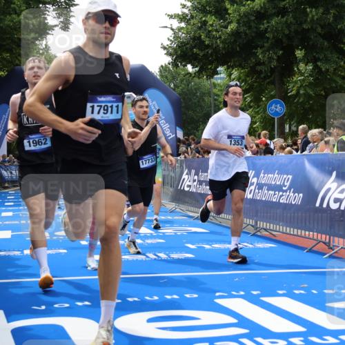 29.06.2025 - hella hamburg halbmarathon Strokosch-Dieckow http://msf.ph/oto/8503659 29.06.2025 10:42:28 Ziel 1209, 1256, 1353, 1735, 1800, 1962, 2233, 3523, 4235, 6639, 7116, 7448, 7508, 7693, 7734, 11907, 13446, 14226, 15095, 15175, 15623, 15654, 16281, 16295, 16333, 17016, 17637, 17733, 17911, 18330, 18680 meine-sportfotos.de