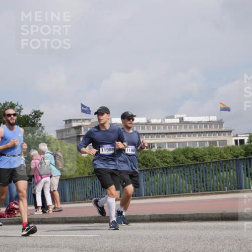 29.06.2025 - hella hamburg halbmarathon Luisa Fischer http://msf.ph/oto/8503680 29.06.2025 10:13:56 Kennedybrücke 871, 11905, 11904, 2868, 4287, 5440, 8171, 8807, 10196 meine-sportfotos.de