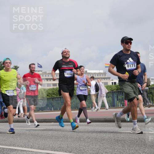 29.06.2025 - hella hamburg halbmarathon Luisa Fischer http://msf.ph/oto/8503705 29.06.2025 10:13:59 Kennedybrücke 18382, 5440, 14022, 12556, 8171, 4287, 5440, 8171, 8807, 8810, 10196 meine-sportfotos.de