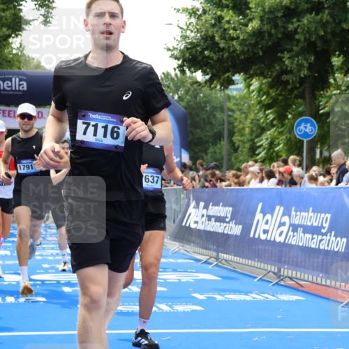 29.06.2025 - hella hamburg halbmarathon Strokosch-Dieckow http://msf.ph/oto/8503722 29.06.2025 10:42:27 Ziel 1209, 1256, 1353, 1735, 1800, 1962, 2233, 3523, 4235, 6639, 6770, 7116, 7448, 7508, 7693, 7734, 11907, 13446, 13807, 14226, 15095, 15175, 15623, 15654, 16281, 16295, 16333, 17016, 17637, 17733, 17911, 18330, 18680 meine-sportfotos.de