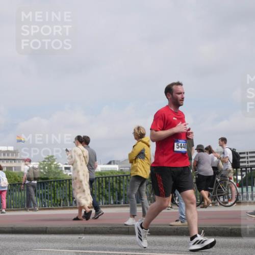 29.06.2025 - hella hamburg halbmarathon Luisa Fischer http://msf.ph/oto/8503732 29.06.2025 10:14:02 Kennedybrücke 5440, 4287, 5440, 8171, 8807, 8810 meine-sportfotos.de