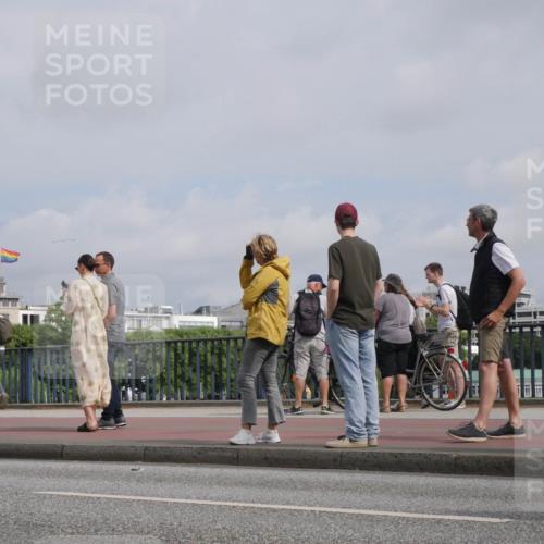 29.06.2025 - hella hamburg halbmarathon Luisa Fischer http://msf.ph/oto/8503742 29.06.2025 10:14:03 Kennedybrücke 5440, 8807, 8810 meine-sportfotos.de
