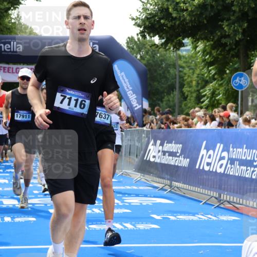 29.06.2025 - hella hamburg halbmarathon Strokosch-Dieckow http://msf.ph/oto/8503752 29.06.2025 10:42:27 Ziel 1209, 1256, 1353, 1735, 1800, 1962, 2233, 3523, 4235, 6639, 6770, 7116, 7448, 7508, 7693, 7734, 11907, 13446, 13807, 14226, 15095, 15175, 15623, 15654, 16281, 16295, 16333, 17016, 17637, 17733, 17911, 18330, 18680 meine-sportfotos.de