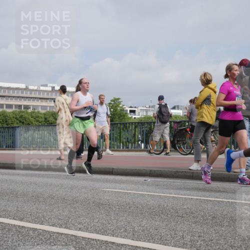 29.06.2025 - hella hamburg halbmarathon Luisa Fischer http://msf.ph/oto/8503756 29.06.2025 10:14:08 Kennedybrücke 157, 8810, 1531, 8807, 8810 meine-sportfotos.de