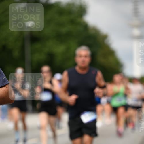 29.06.2025 - hella hamburg halbmarathon Dr. Thomas Lammeyer http://msf.ph/oto/8503850 29.06.2025 10:26:18 Kennedybrücke 1158, 1269, 1294, 1419, 1668, 1963, 2009, 2063, 2172, 2919, 3108, 3172, 3735, 3768, 3825, 3826, 3946, 4046, 4114, 4289, 4375, 4376, 4556, 5079, 5641, 6030, 6676, 6805, 6849, 7375, 7612, 7672, 7794, 8431, 8860, 8884, 8896, 8954, 9002, 9062, 9204, 9327, 9516, 9635, 9788, 9807, 10167, 10710, 10902, 10921, 10961 meine-sportfotos.de
