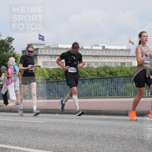 29.06.2025 - hella hamburg halbmarathon Luisa Fischer http://msf.ph/oto/8503899 29.06.2025 10:14:30 Kennedybrücke 10428, 5945, 1166, 1992, 4227, 5254, 5990, 5991, 7571, 9191, 10428 meine-sportfotos.de