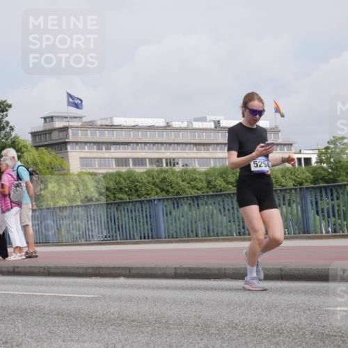 29.06.2025 - hella hamburg halbmarathon Luisa Fischer http://msf.ph/oto/8503914 29.06.2025 10:14:32 Kennedybrücke 5254, 1166, 4227, 5254, 7571, 10042, 10428 meine-sportfotos.de