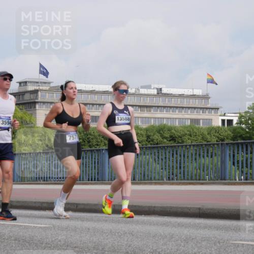 29.06.2025 - hella hamburg halbmarathon Luisa Fischer http://msf.ph/oto/8503920 29.06.2025 10:14:35 Kennedybrücke 13594, 757, 13588, 2661, 5254, 7571, 8368, 10042, 10428 meine-sportfotos.de