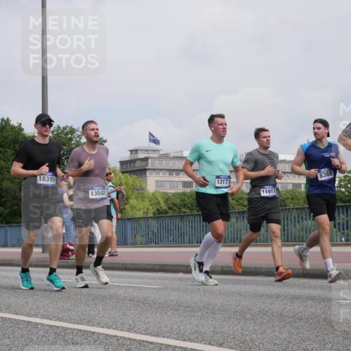 29.06.2025 - hella hamburg halbmarathon Luisa Fischer http://msf.ph/oto/8503957 29.06.2025 10:14:42 Kennedybrücke 1381, 18395, 13171, 13542, 11917, 18261, 8368, 1062, 2661, 7474, 8368, 10042 meine-sportfotos.de