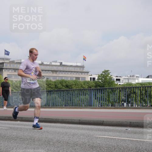 29.06.2025 - hella hamburg halbmarathon Luisa Fischer http://msf.ph/oto/8503977 29.06.2025 10:14:45 Kennedybrücke 180, 1062, 2661, 7474, 8368, 9254, 10042 meine-sportfotos.de
