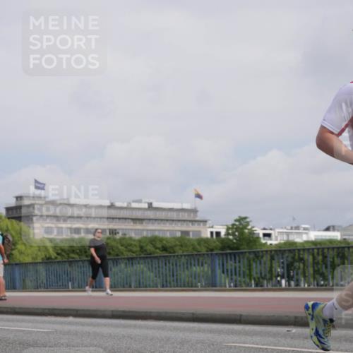 29.06.2025 - hella hamburg halbmarathon Luisa Fischer http://msf.ph/oto/8503995 29.06.2025 10:14:47 Kennedybrücke 26, 1062, 1790, 2661, 3837, 7370, 7474, 8368, 9254 meine-sportfotos.de
