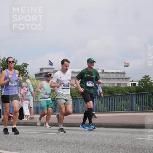 29.06.2025 - hella hamburg halbmarathon Luisa Fischer http://msf.ph/oto/8504060 29.06.2025 10:14:54 Kennedybrücke 1790, 3837, 9, 17774, 9254, 7370, 1790, 3746, 3837, 6966, 7370, 7474, 9119, 9254, 9405 meine-sportfotos.de