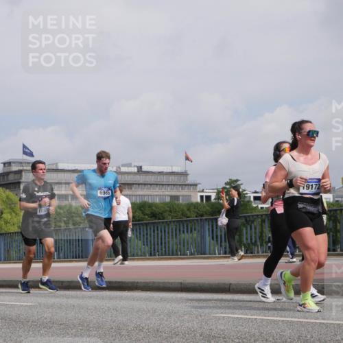 29.06.2025 - hella hamburg halbmarathon Luisa Fischer http://msf.ph/oto/8504102 29.06.2025 10:14:59 Kennedybrücke 11525, 6966, 19172, 1790, 3746, 3837, 4499, 6966, 7370, 9119, 9253, 9405 meine-sportfotos.de