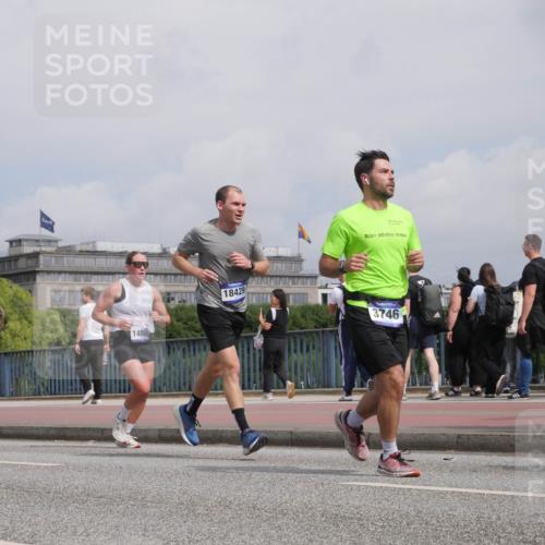 29.06.2025 - hella hamburg halbmarathon Luisa Fischer http://msf.ph/oto/8504122 29.06.2025 10:15:02 Kennedybrücke 11509, 14060, 18429, 3746, 3746, 4499, 6966, 8206, 8207, 9119, 9253, 9405 meine-sportfotos.de