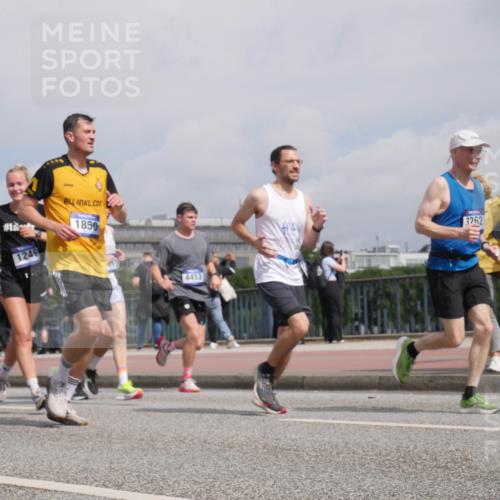 29.06.2025 - hella hamburg halbmarathon Luisa Fischer http://msf.ph/oto/8504249 29.06.2025 10:15:16 Kennedybrücke 1249, 1850, 4453, 3262, 1249, 1610, 1785, 1850, 1851, 2963, 2964, 3182, 3248, 3262, 4453, 5166, 5176, 6822, 6871, 7907, 8971, 9428, 10685 meine-sportfotos.de
