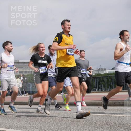 29.06.2025 - hella hamburg halbmarathon Luisa Fischer http://msf.ph/oto/8504252 29.06.2025 10:15:17 Kennedybrücke 248, 5166, 1850, 3182, 1249, 4453, 1249, 1610, 1785, 1850, 1851, 2963, 2964, 3182, 3248, 3262, 4453, 5166, 5176, 6822, 6871, 7907, 8971, 9428, 10685 meine-sportfotos.de
