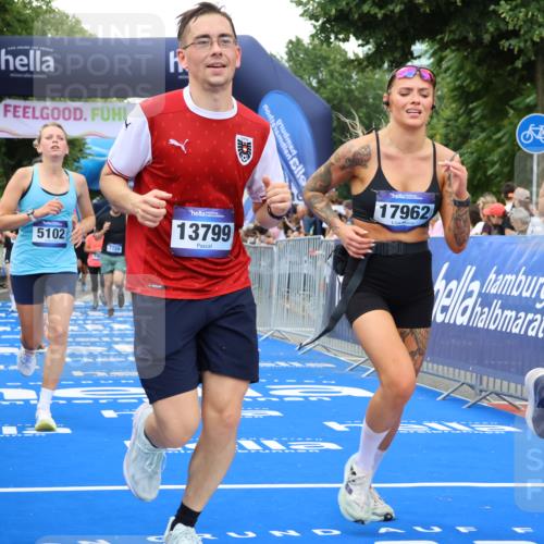 29.06.2025 - hella hamburg halbmarathon Strokosch-Dieckow http://msf.ph/oto/8504284 29.06.2025 10:51:53 Ziel 2396, 2818, 2823, 2880, 4033, 4297, 5102, 5336, 6390, 7130, 7409, 7724, 8413, 8710, 8856, 8977, 9793, 9959, 10057, 12224, 13799, 15356, 15427, 15690, 16907, 17815, 17962, 17978, 18869, 19137 meine-sportfotos.de