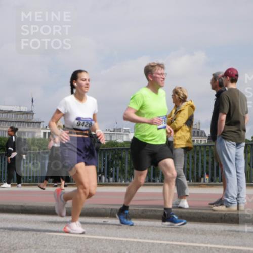 29.06.2025 - hella hamburg halbmarathon Luisa Fischer http://msf.ph/oto/8504294 29.06.2025 10:15:23 Kennedybrücke 9428, 1610, 1785, 2963, 2964, 3363, 5150, 7907, 8917, 8971, 9428, 10067, 10402, 10685 meine-sportfotos.de