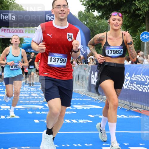 29.06.2025 - hella hamburg halbmarathon Strokosch-Dieckow http://msf.ph/oto/8504298 29.06.2025 10:51:53 Ziel 2396, 2818, 2823, 2880, 4033, 4297, 5102, 5336, 6390, 7130, 7409, 7724, 8413, 8710, 8856, 8977, 9793, 9959, 10057, 12224, 13799, 15356, 15427, 15690, 16907, 17815, 17962, 17978, 18869, 19137 meine-sportfotos.de