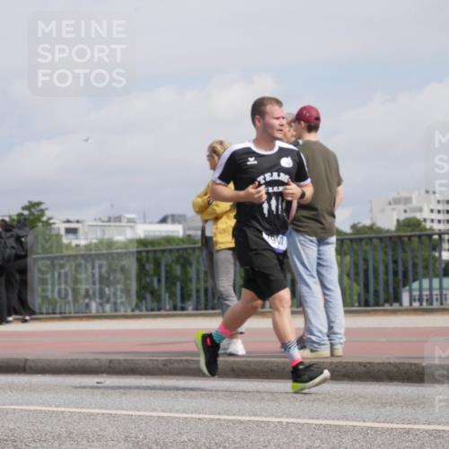 29.06.2025 - hella hamburg halbmarathon Luisa Fischer http://msf.ph/oto/8504332 29.06.2025 10:15:27 Kennedybrücke 7907, 3363, 5150, 7014, 7907, 8917, 9428, 10067, 10402 meine-sportfotos.de