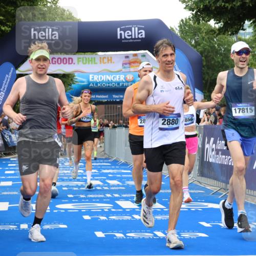 29.06.2025 - hella hamburg halbmarathon Strokosch-Dieckow http://msf.ph/oto/8504338 29.06.2025 10:51:51 Ziel 2396, 2818, 2823, 2880, 4033, 4297, 5102, 6390, 7224, 7409, 7724, 8710, 8819, 8856, 9793, 9959, 10057, 12224, 13799, 15427, 15690, 15727, 16907, 17682, 17815, 17962, 18869, 19053, 19137 meine-sportfotos.de