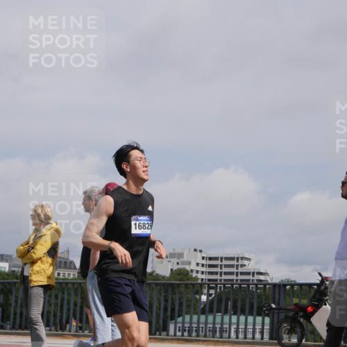 29.06.2025 - hella hamburg halbmarathon Luisa Fischer http://msf.ph/oto/8504365 29.06.2025 10:15:34 Kennedybrücke 16826, 3363, 4532, 7014, 8917, 9705, 10067, 10409 meine-sportfotos.de